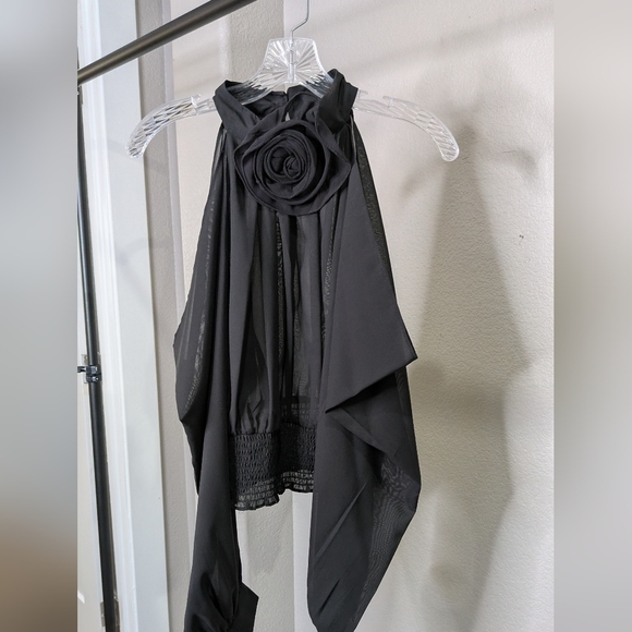 Elegant Black Women's Top with Floral Detail - Picture 6 of 7